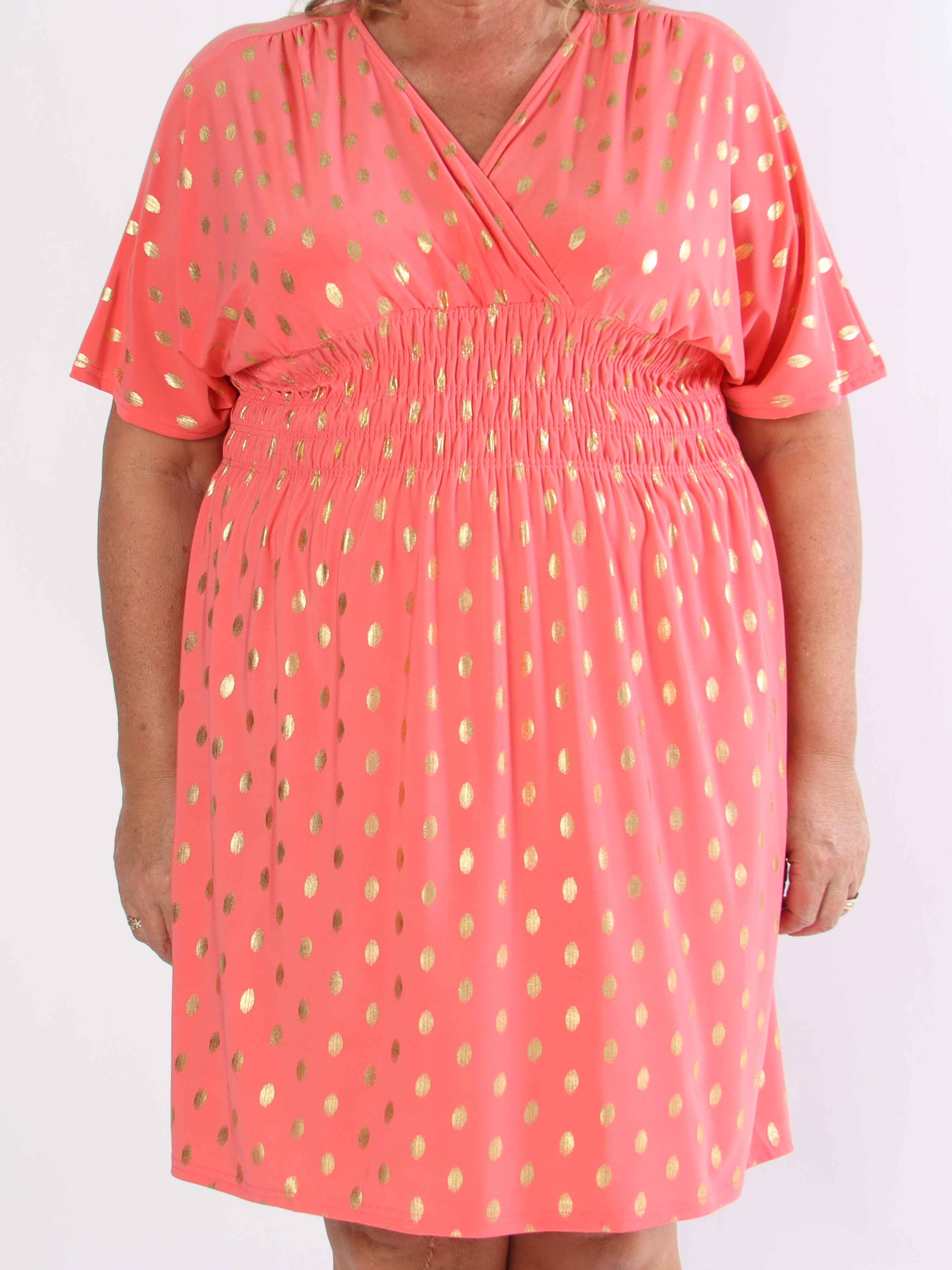 Pams Dot Short - Elastisk klänning i plus size med guldprickar